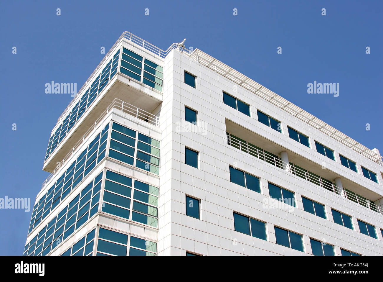 Glas-Bürogebäude gegen ein strahlend blauer Himmel Stockfoto