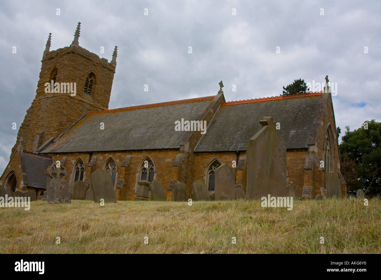 Kirche von St. Johannes der Täufer bei Nettleton Lincolnshire gebaut aus lokalen Eisenstein Stockfoto