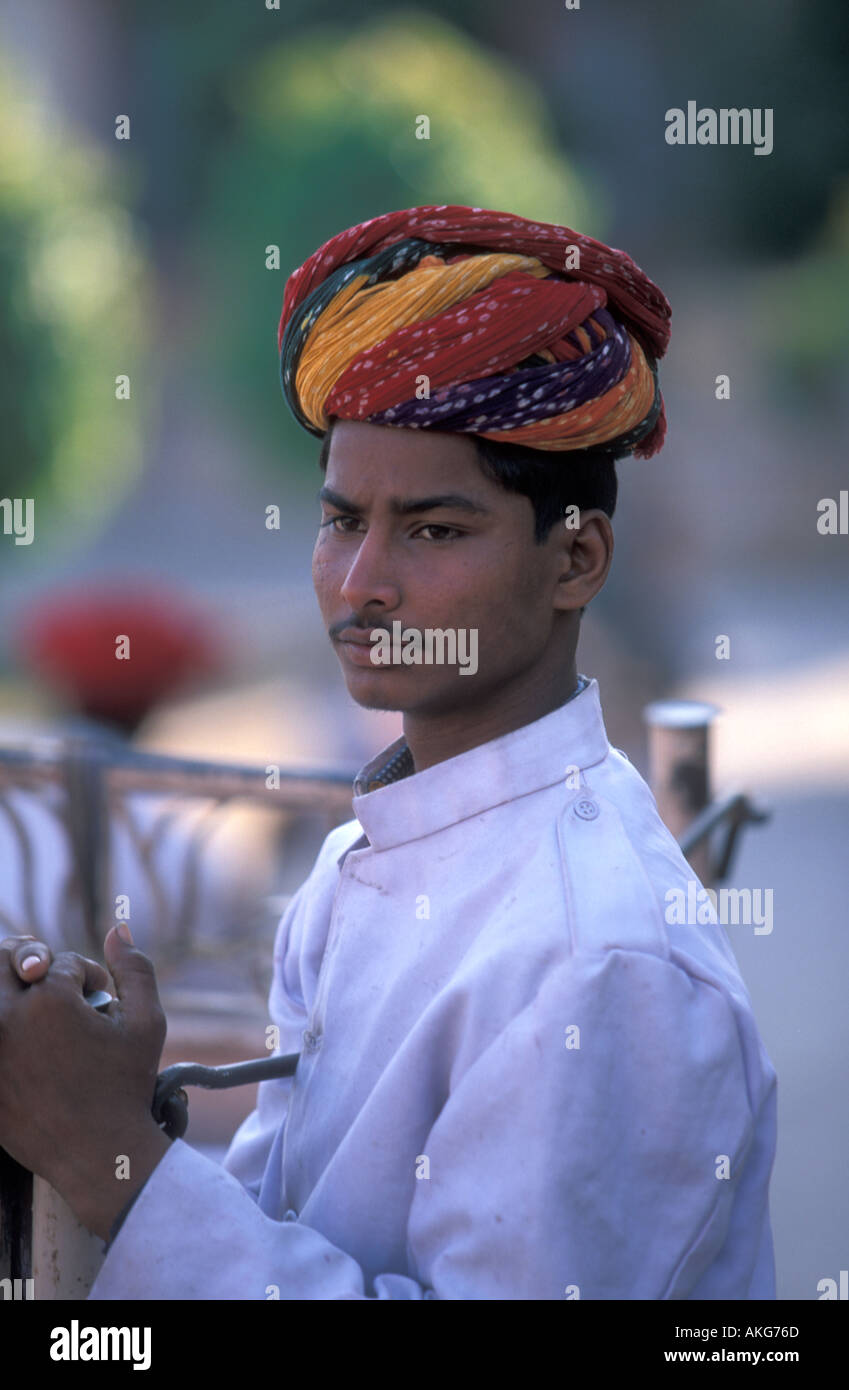 Mahout sitzt auf einem Elefanten in der Amber Fort Jaipur Indien Stockfoto