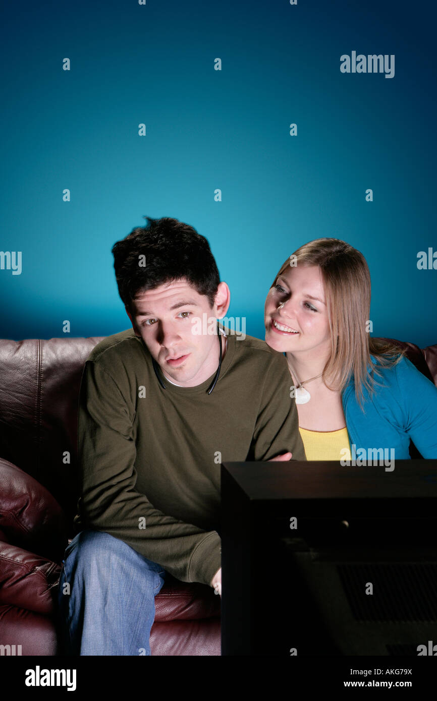 Paar vor dem Fernseher Stockfoto