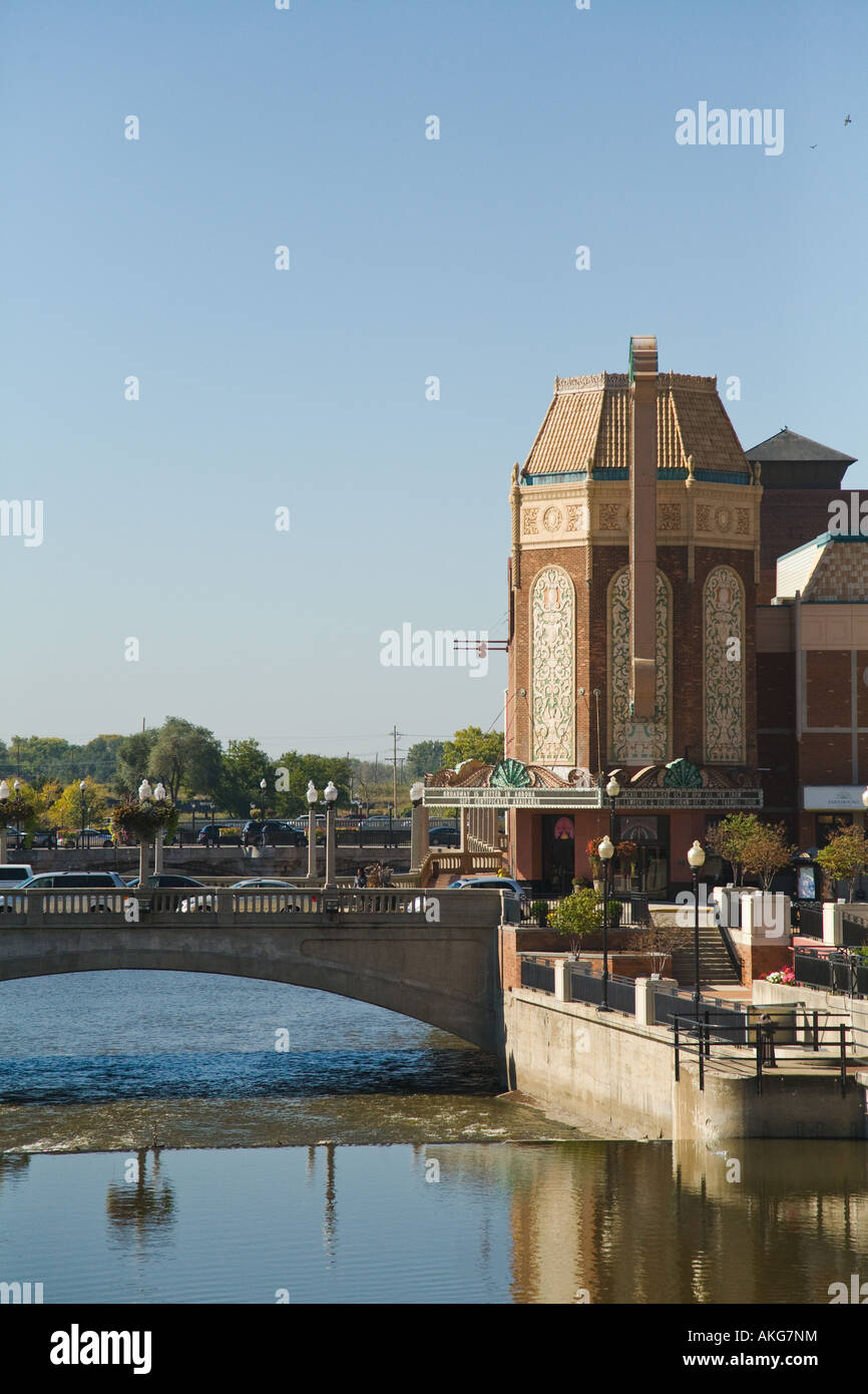 ILLINOIS Aurora Exterieur von Paramount Theater Gehweg entlang und Brücke über Fox River Innenstadt Stockfoto