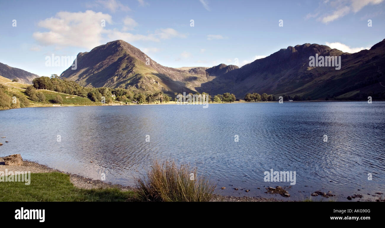 Blick über Buttermere vom Ostufer in Richtung Fleetwith Hecht und Heuhaufen Stockfoto