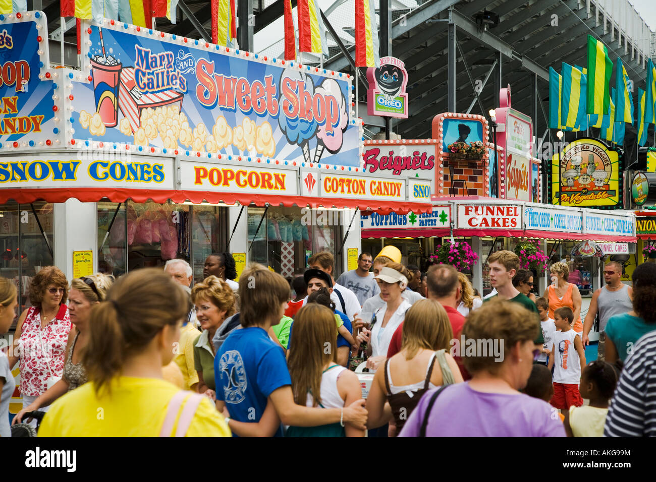 WISCONSIN Milwaukee Schar von Menschen zu Fuß vorbei an Fast-Food-Stände auf State Fair unterzeichnet für Popcorn Trichter Kuchen Schnee Kegel Stockfoto