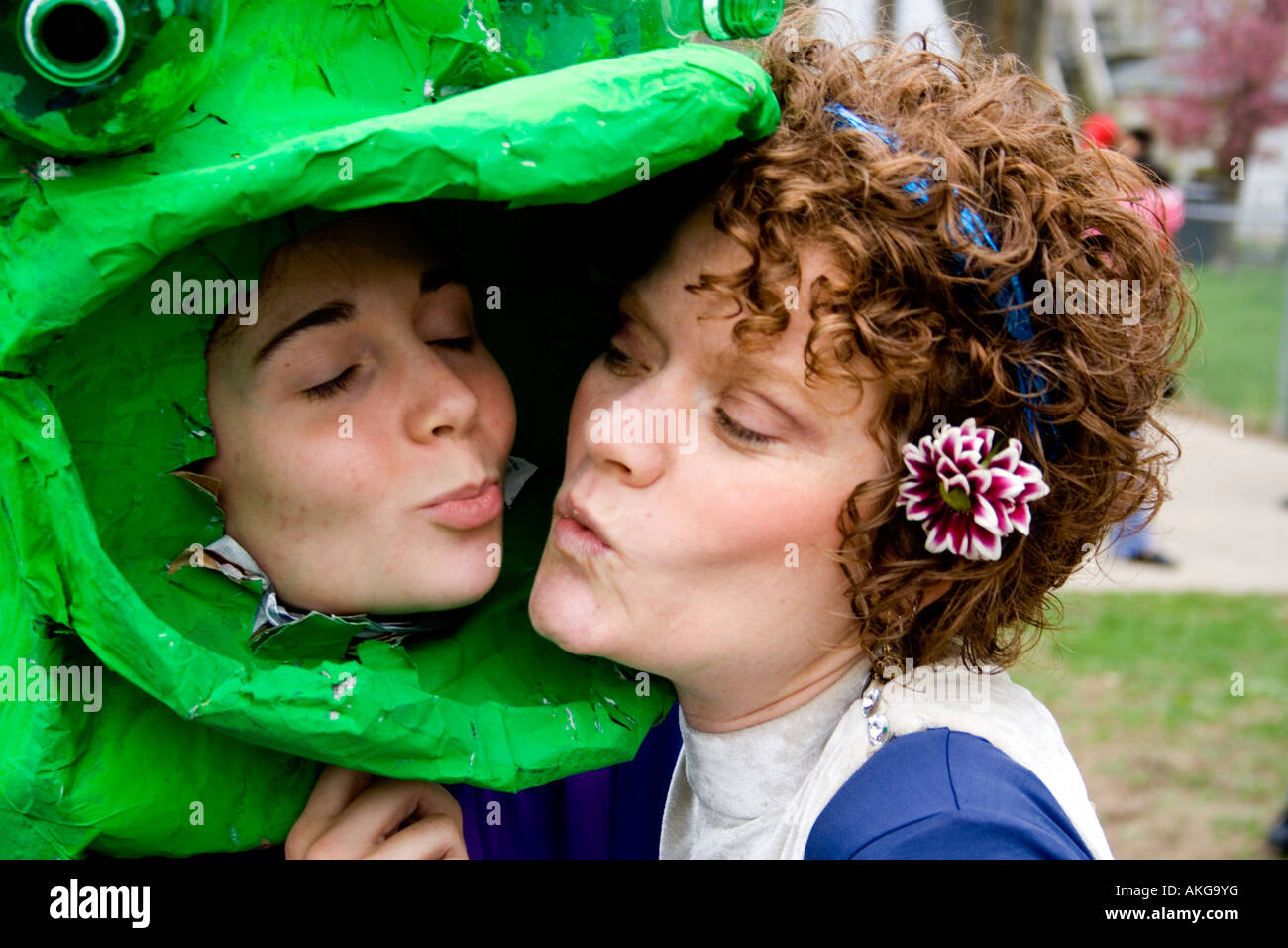 Ein Glück zu einem Lieblings-Frosch küssen. MayDay Parade und Festival. Minneapolis Minnesota USA Stockfoto
