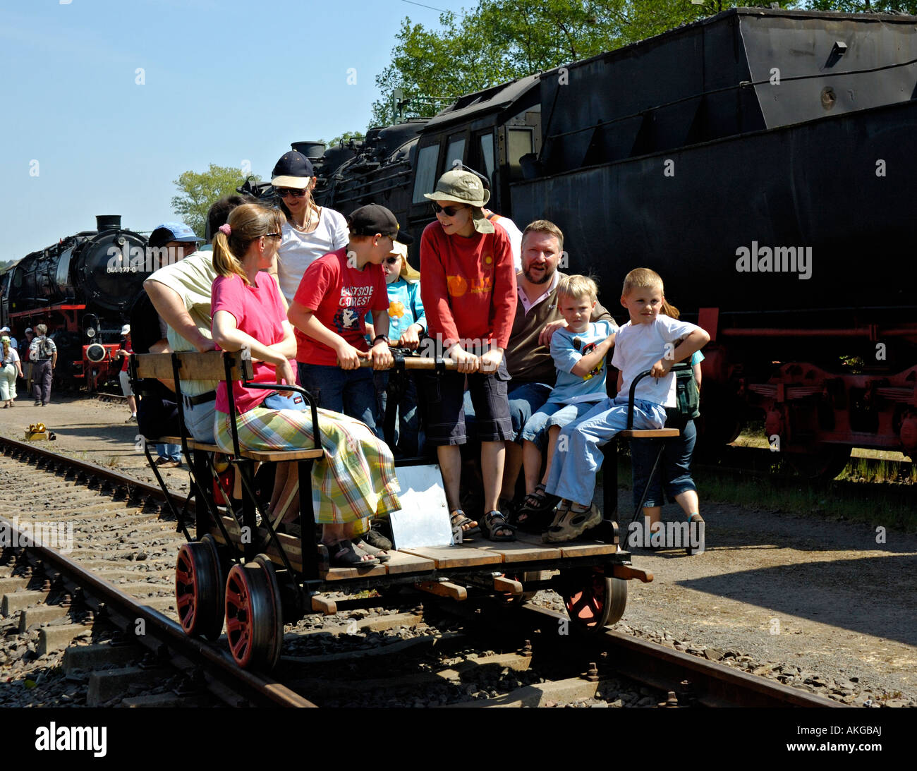 Kinder und Erwachsene einen Eisenbahn-Trolley im Eisenbahnmuseum Bochum, Deutschland in Betrieb. Stockfoto