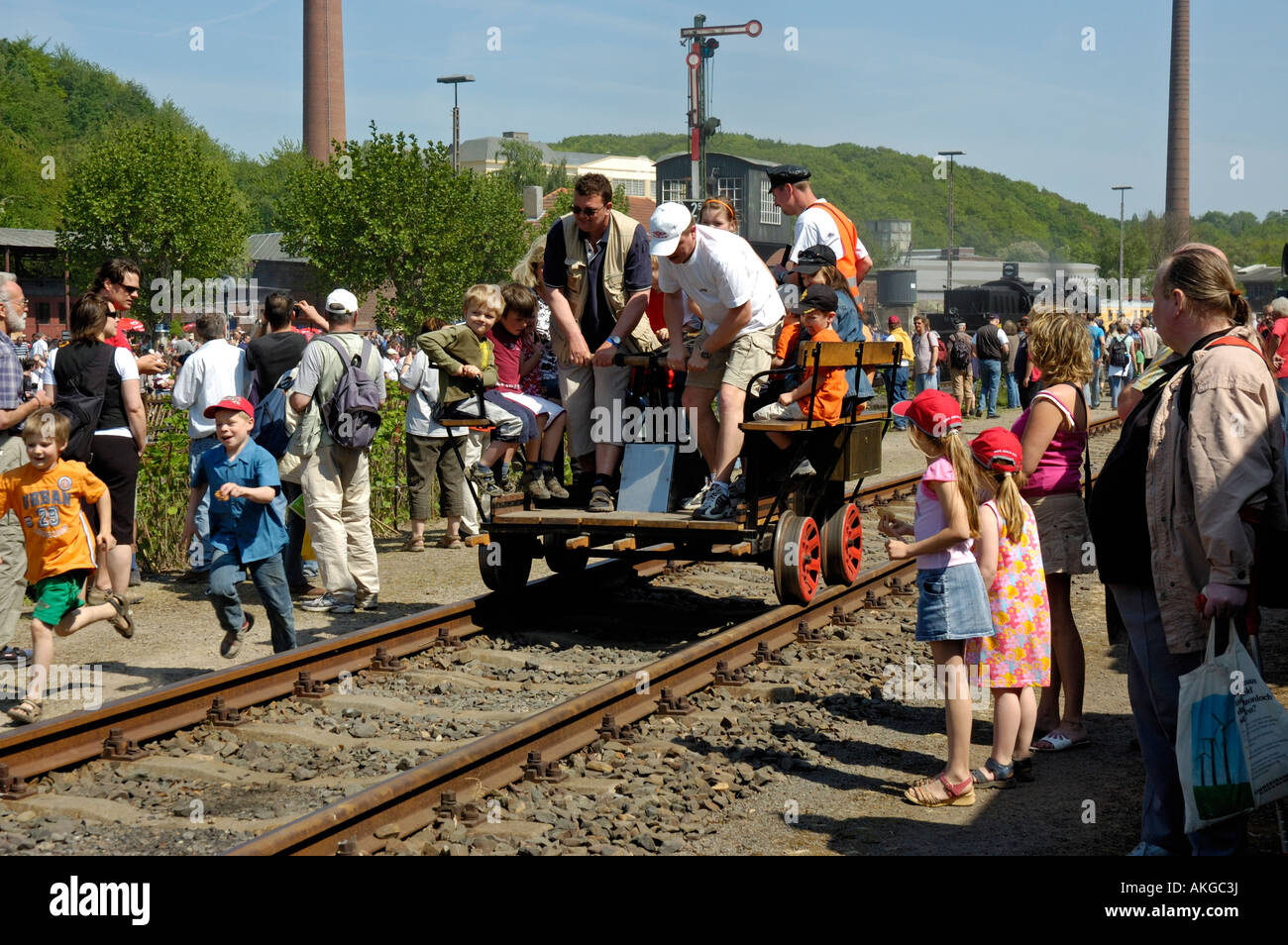 Kinder und Erwachsene einen Eisenbahn-Trolley im Eisenbahnmuseum Bochum, Deutschland in Betrieb. Stockfoto