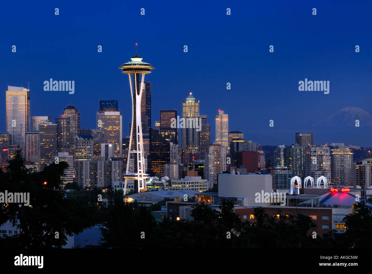 Skyline von Seattle bei Nacht mit Mount Rainier im Hintergrund Ansicht Süden von Kerry Park, Washington, USA Stockfoto