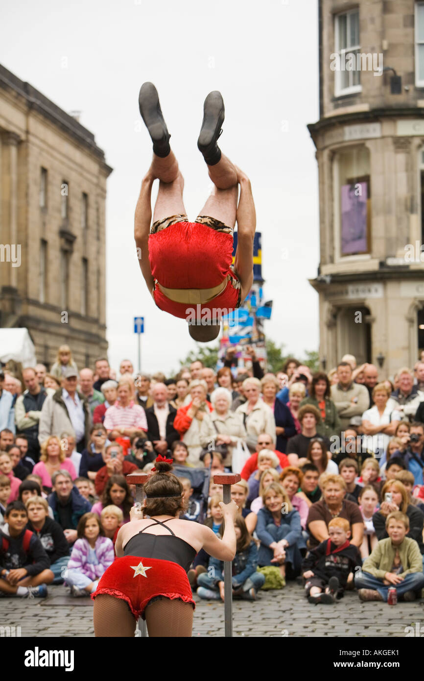 Männliche Acrobat vor Publikum beim Edinburgh Festival Fringe flip Stockfoto