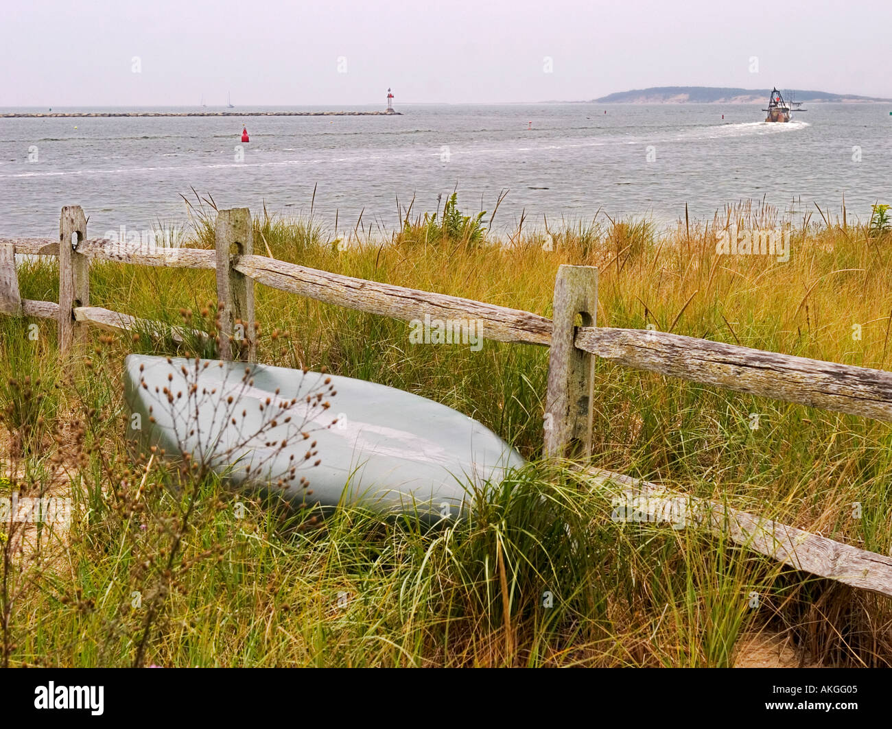 Ein Kanu, ruht auf einem Zaun in Wellfleet Harbor auf Cape Cod, Massachusetts Stockfoto