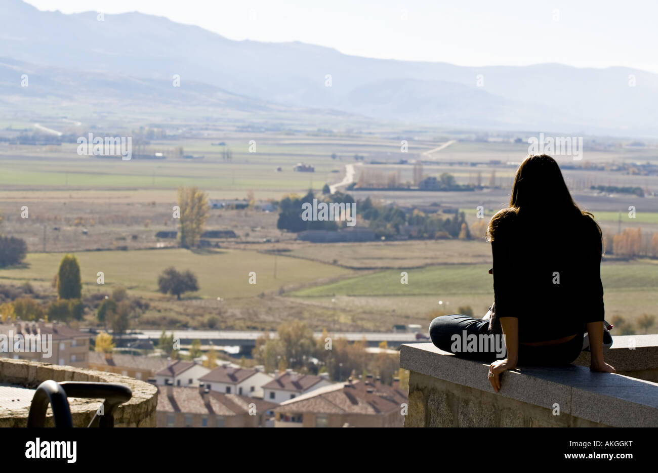 Junge Frau, die weit entfernt in Avila Stadt Stockfoto