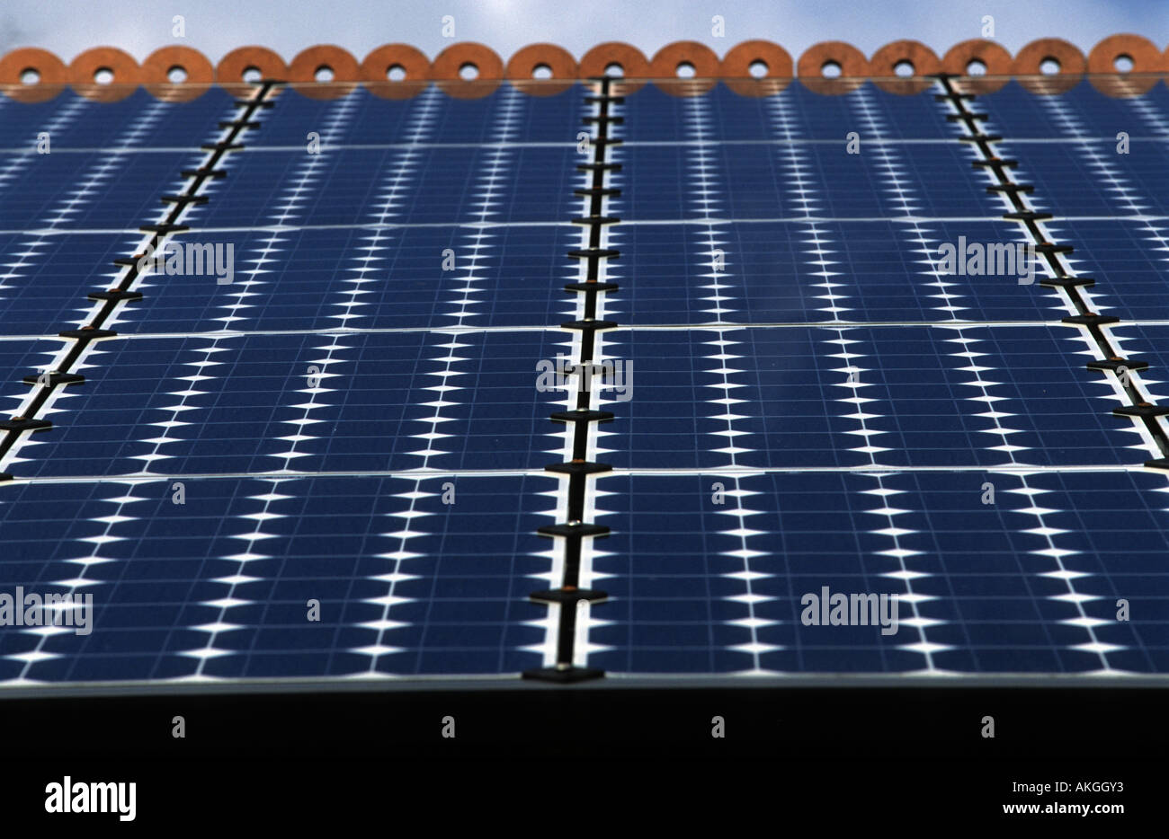 Photovoltaik-Zellen (Solarzellen) auf dem Dach eines Hauses um Strom zu erzeugen. Stockfoto