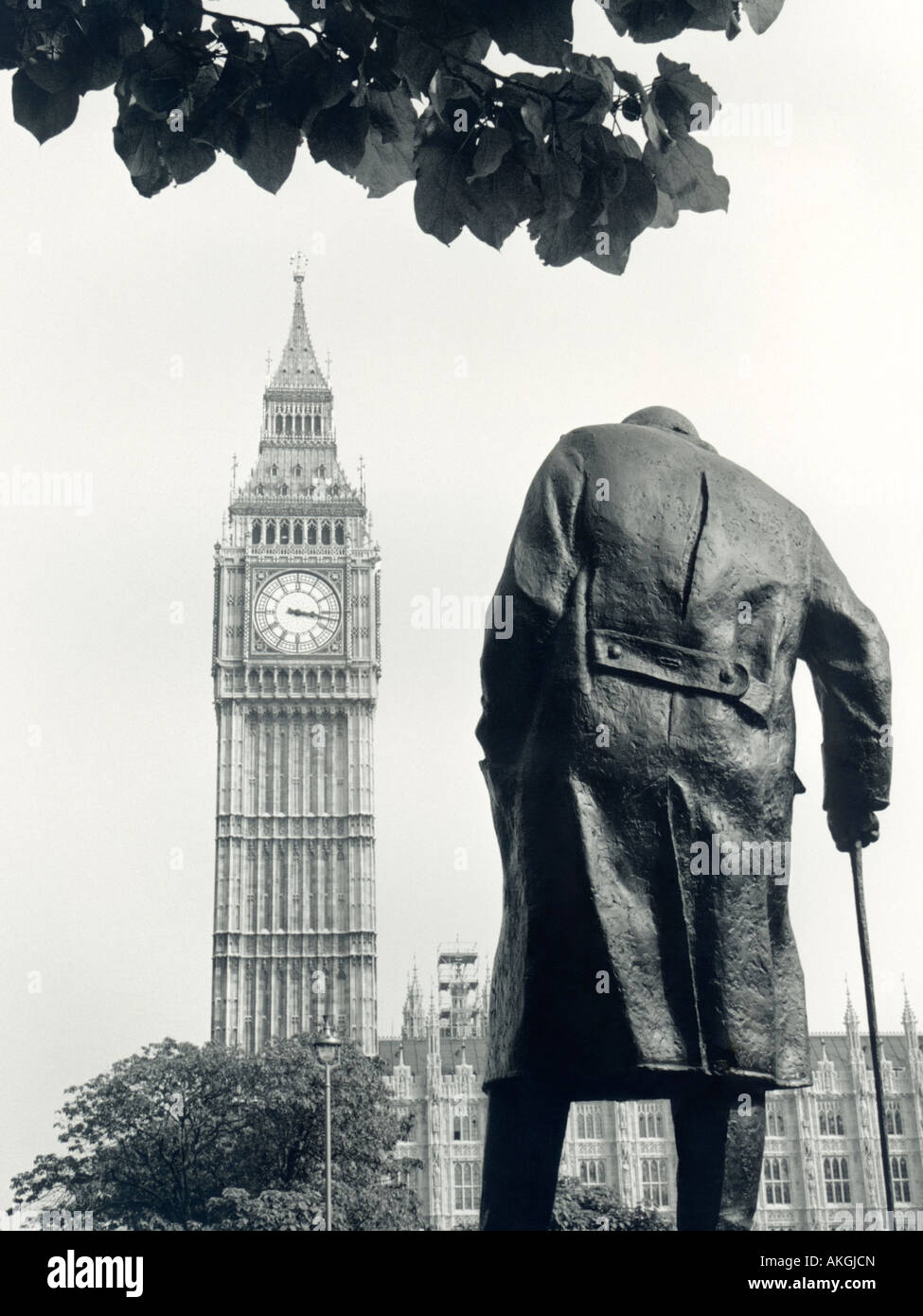 Churchill-Statue in Parliament Square, London, UK. Schwarz / weiß Stadtbild, 1970er Jahre. Stockfoto