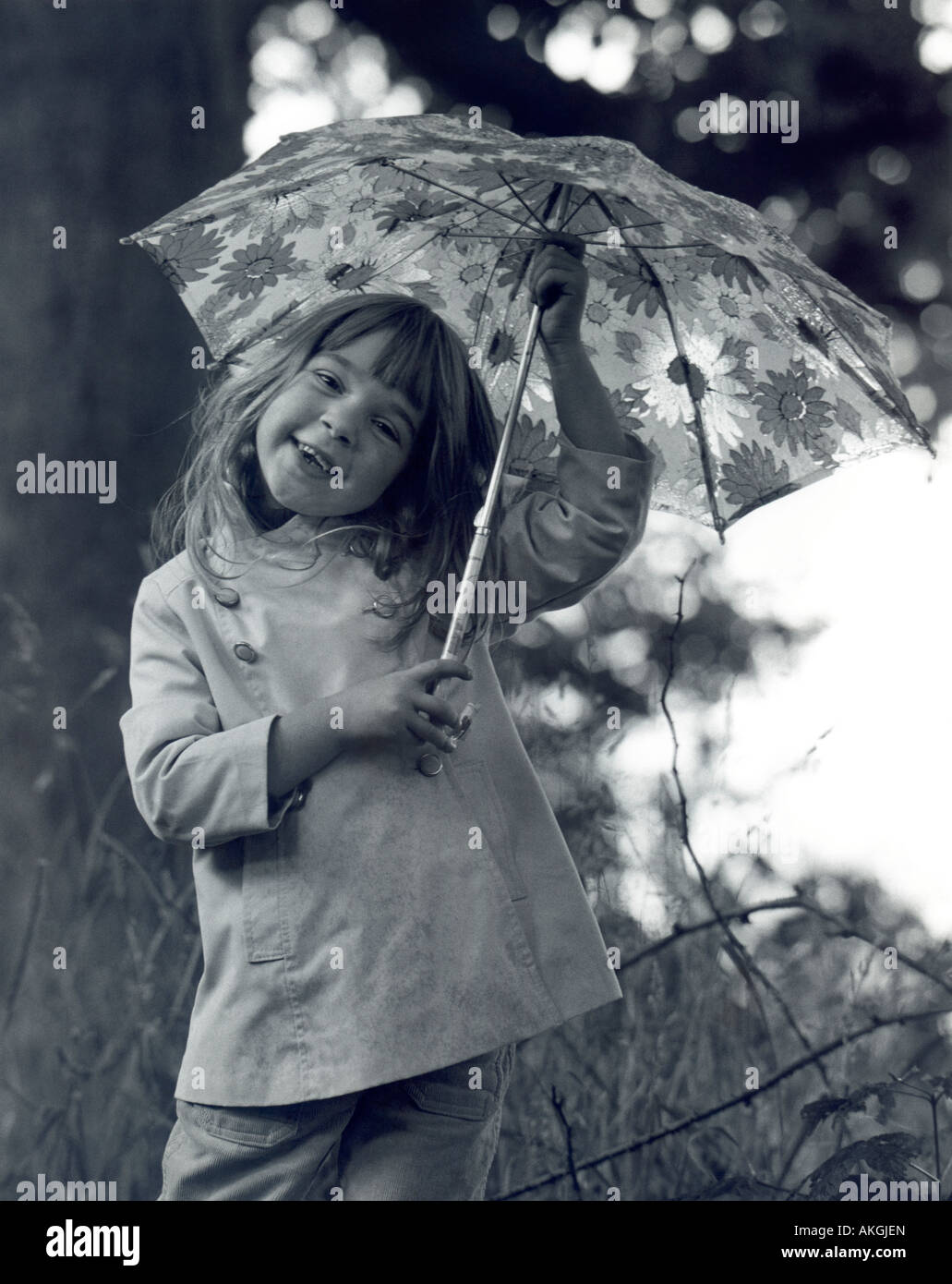 Porträt der Tochter mit Regenschirm / Sonnenschirm, UK. Schwarz / weiß Foto, 1960er Jahre. Stockfoto