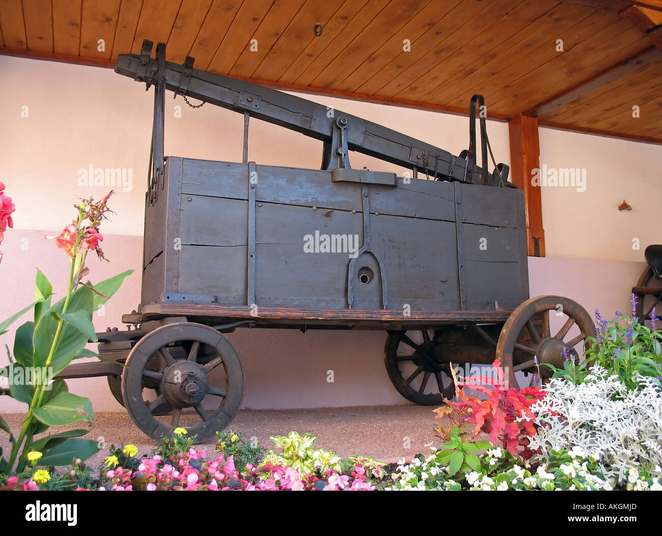 Renoviertes altes Feuerwehrauto, alte Sprinklerpumpe auf Anzeige, Dorf Riquewihr, Elsass, Frankreich, Europa Stockfoto