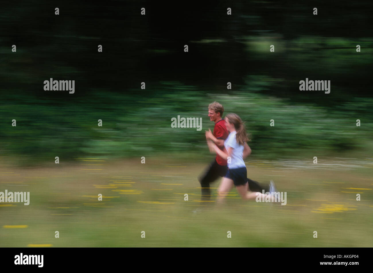 Junge Erwachsene paar jogging am Pre s Alton Baker Park Eugene Oregon Trail Stockfoto