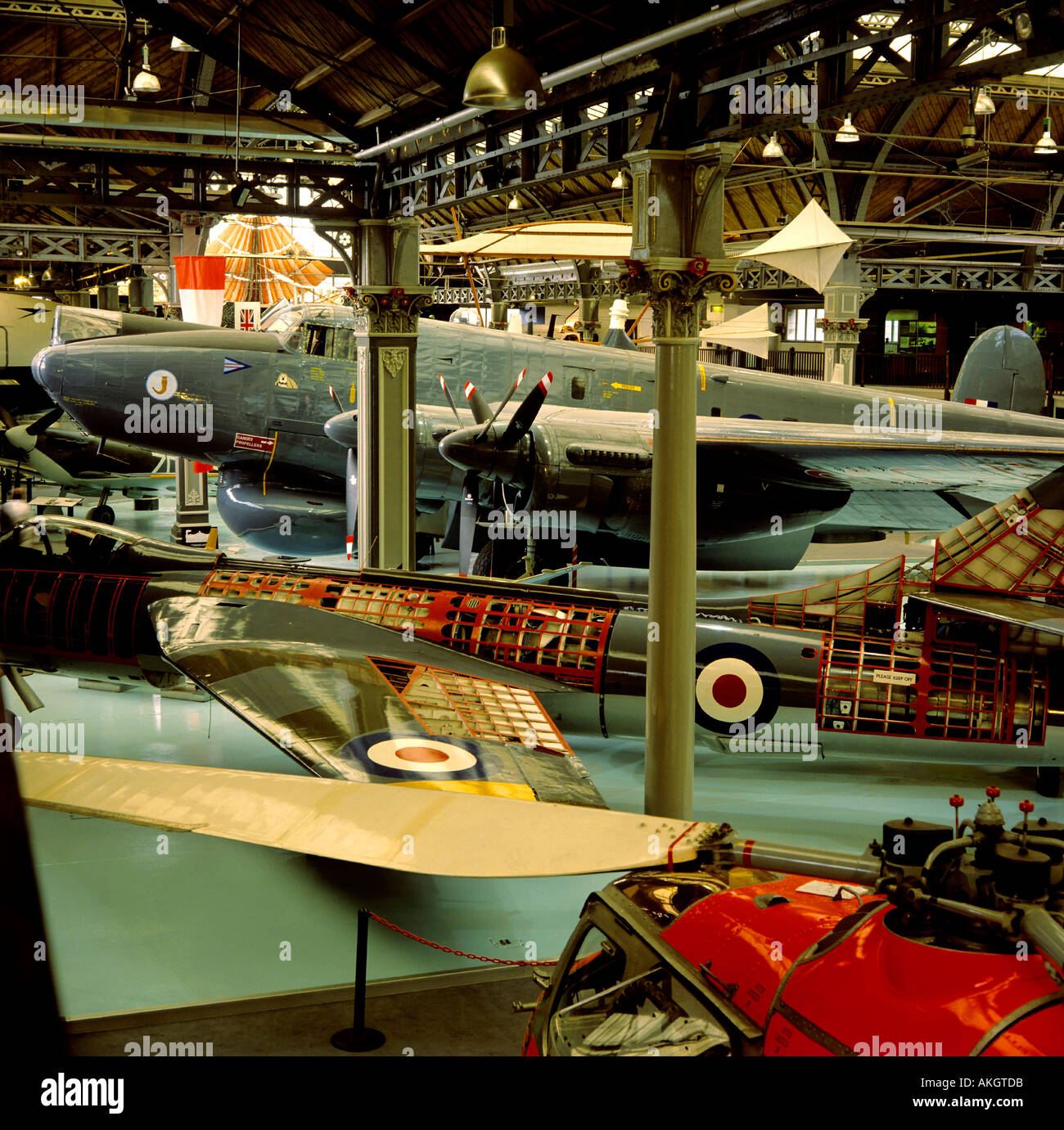 Historisches Bild Jahr 2001 Militärflugzeuge imperial War Museum vor dem Umzug in neue Gebäude Stadt von manchester Stockfoto