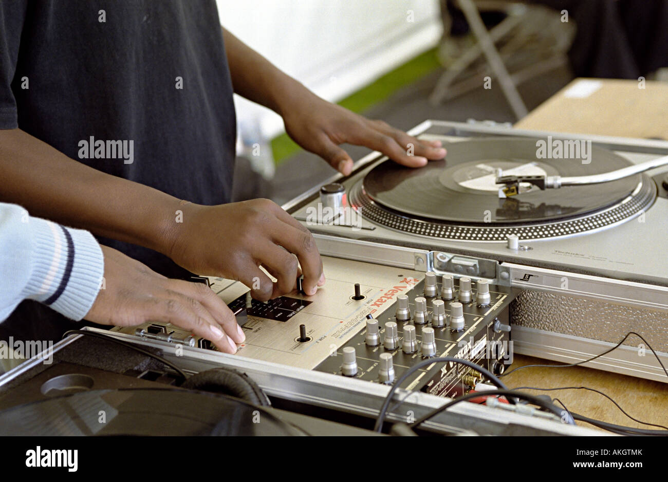 DJs spielen hip mit ihren Händen und Kratzen mit einem jungen wird gezeigt wie man dj zeigen, ihre Hände Stockfoto