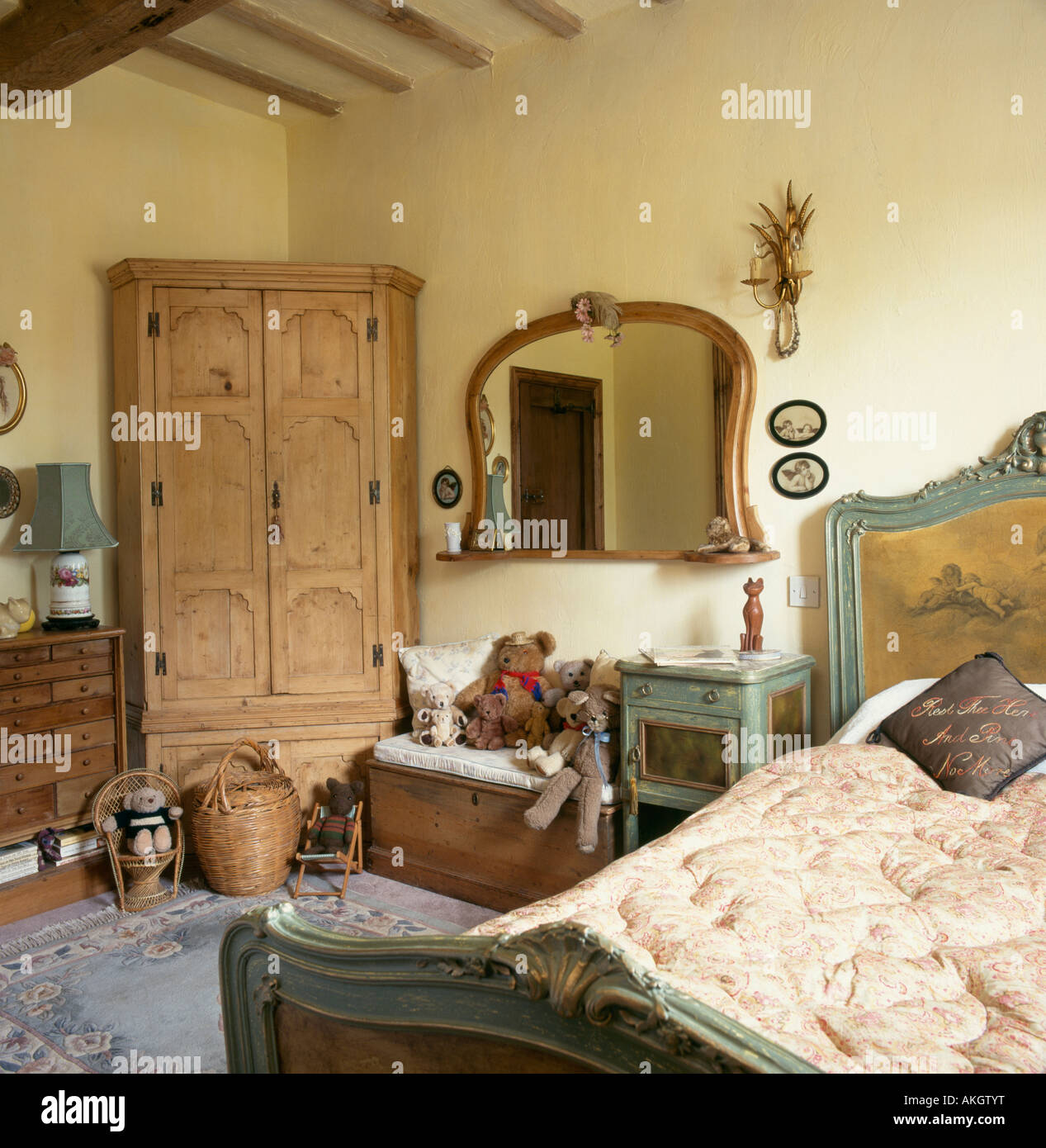 Antik Kiefer Eckschrank Schlafzimmer mit Holz Spiegel über Kiefer Brust und  lackierte Bett Stockfotografie - Alamy