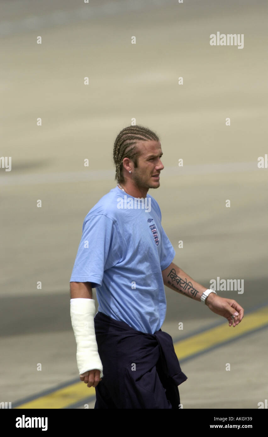 David Beckham kommt nach Hause am Flughafen Luton nach Bruch sein Handgelenk in Südafrika Mai 2003 Stockfoto