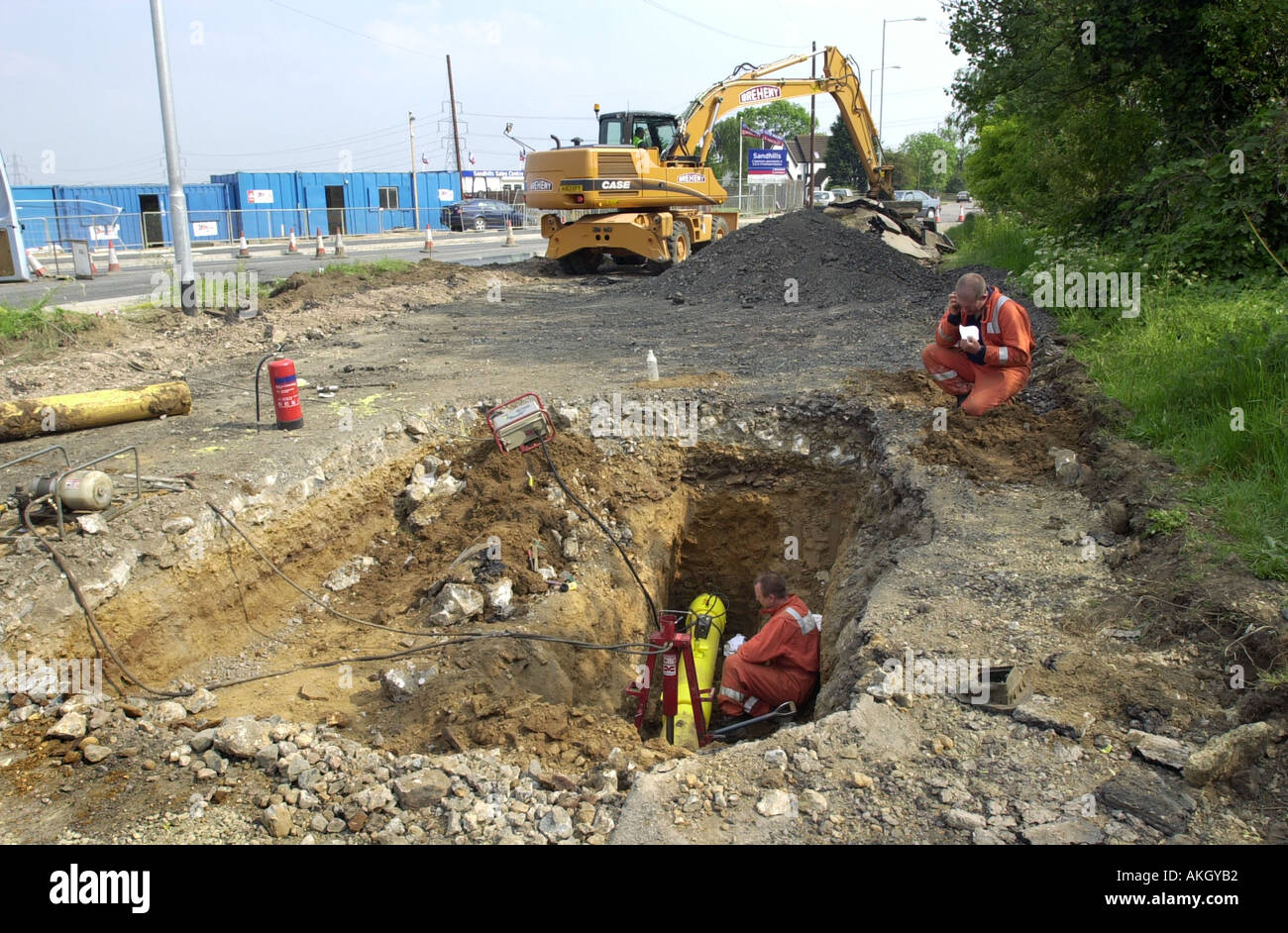 Ingenieure prüfen, dass ein Teil der geteilten Gasrohr, das wurde repariert UK Stockfoto