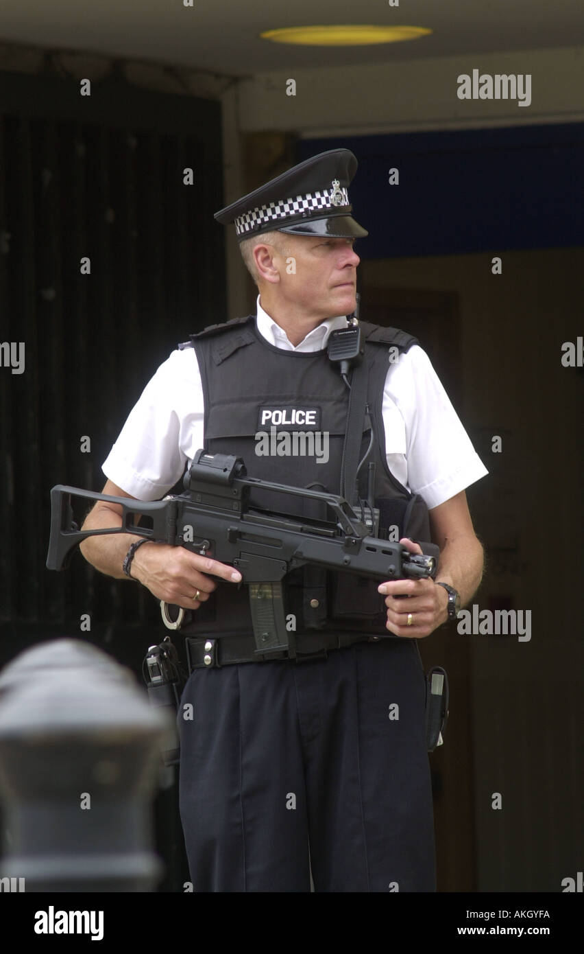 Polizist bewacht Luton Crown Court UK Stockfoto
