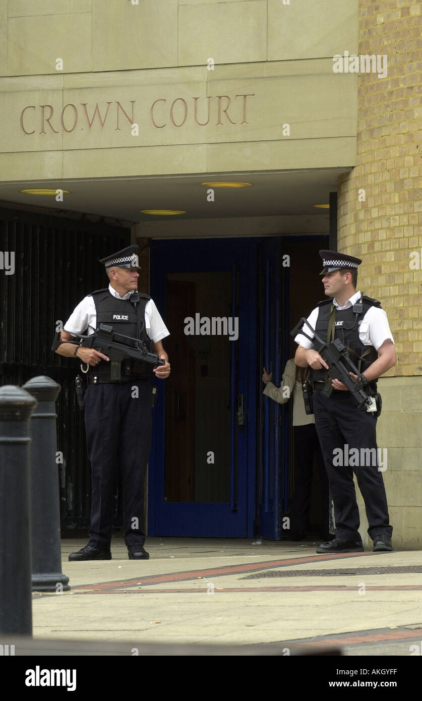 Polizisten Wachen Luton Crown Court UK Stockfoto