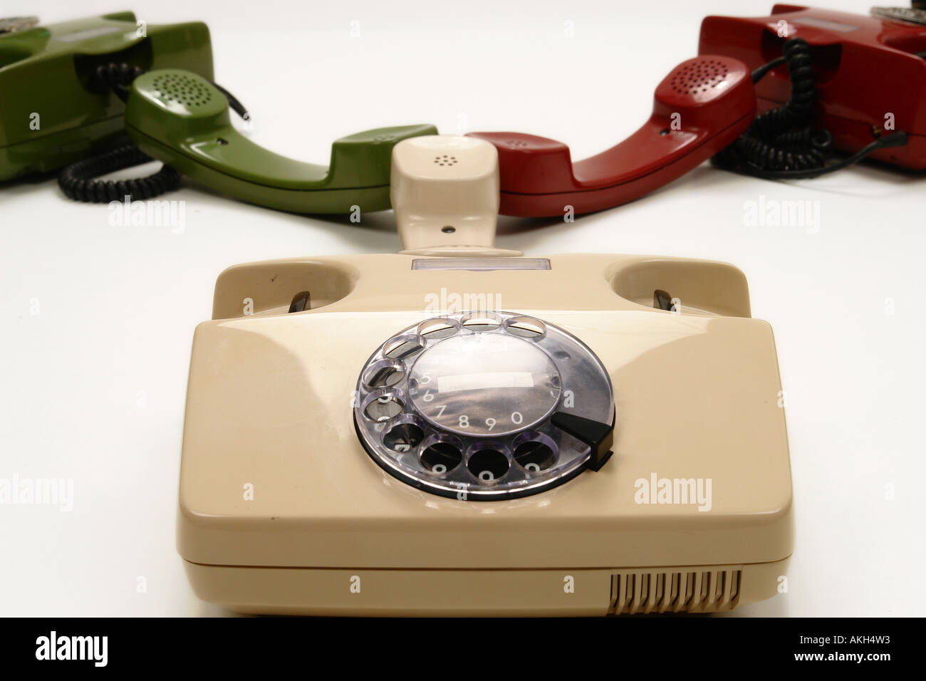 bunte Retro-Telefone, die als Symbol für Konferenz-Teamwork-Netzwerk Stockfoto