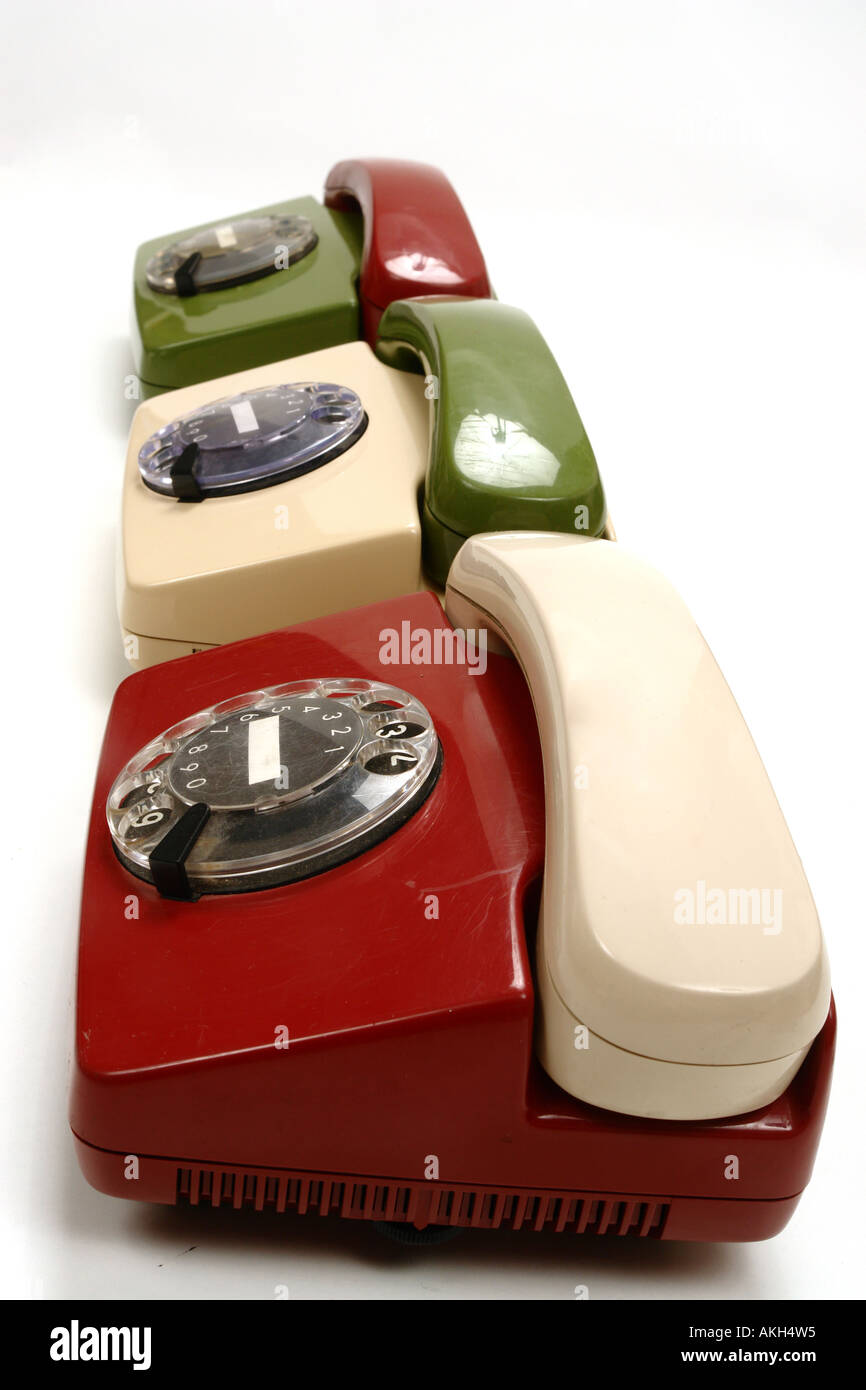 bunte Retro-Telefone, die als Symbol für Konferenz-Teamwork-Netzwerk Stockfoto