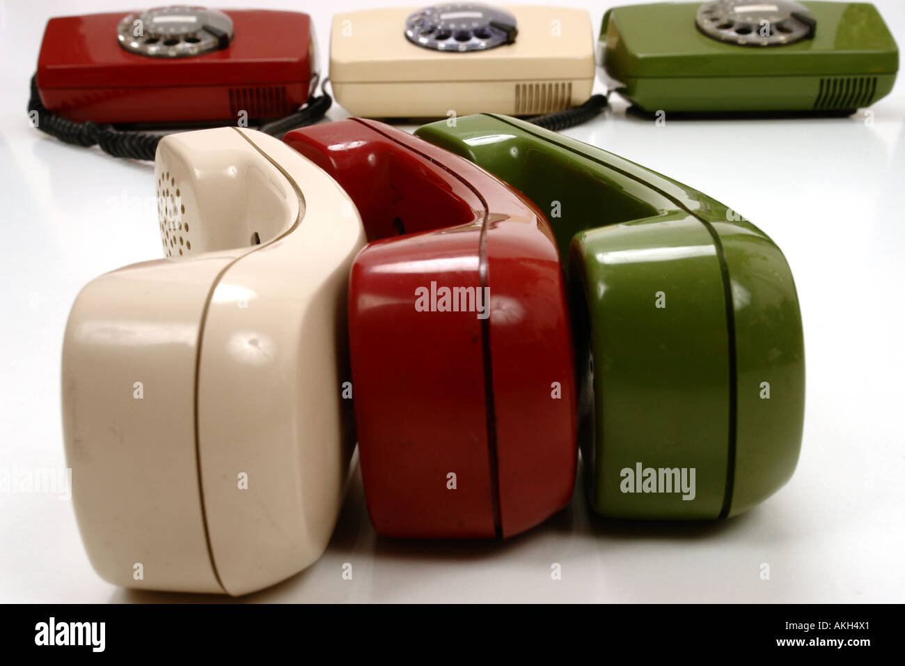 bunte Retro-Telefone, die als Symbol für Konferenz-Teamwork-Netzwerk Stockfoto