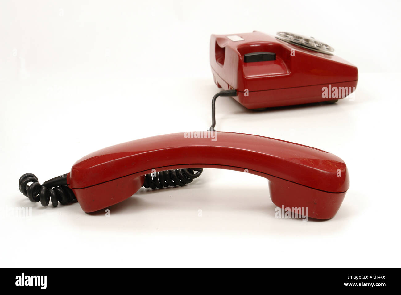 eine rote retro Telefon auf weiß Stockfoto