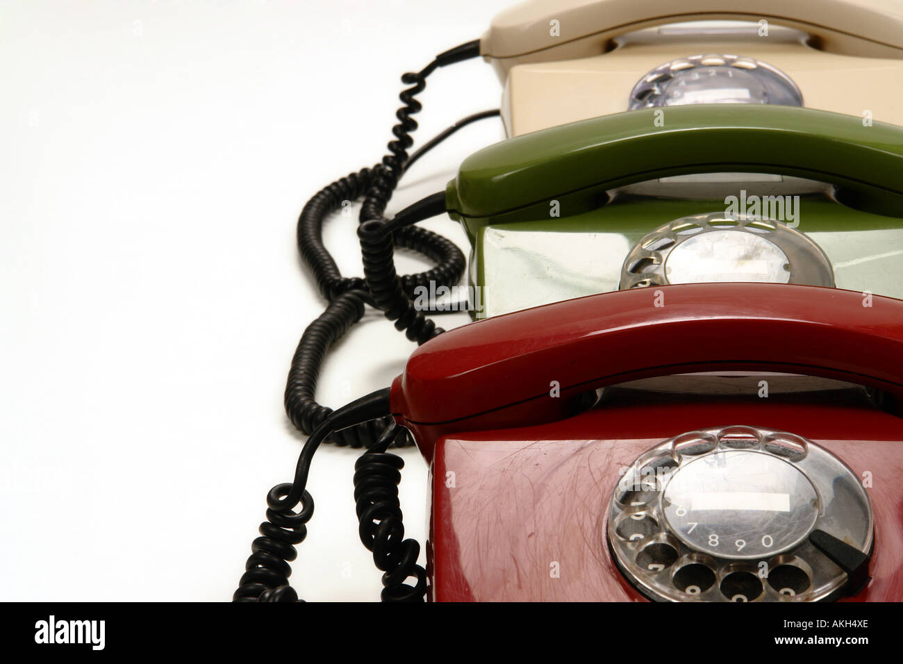 bunte Retro-Telefone, die als Symbol für Konferenz-Teamwork-Netzwerk Stockfoto