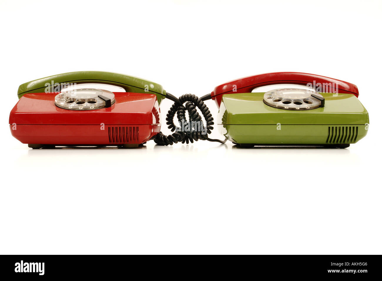 bunte Retro-Telefone, die als Symbol für Konferenz-Teamwork-Netzwerk Stockfoto