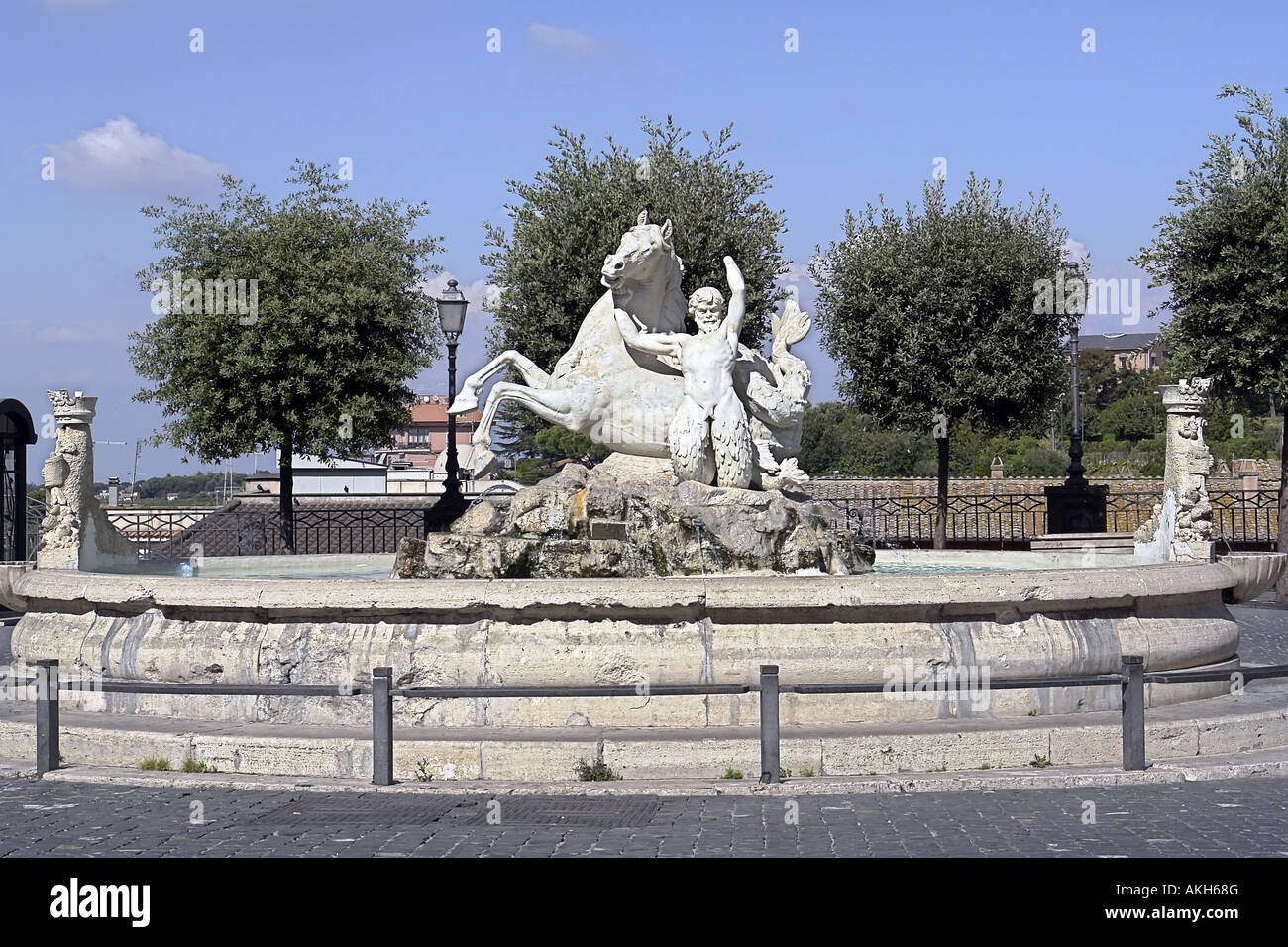 Brunnen mit aquatischen Motiv auf St. Barnaba Platz in Marino Lazio Italien Stockfoto