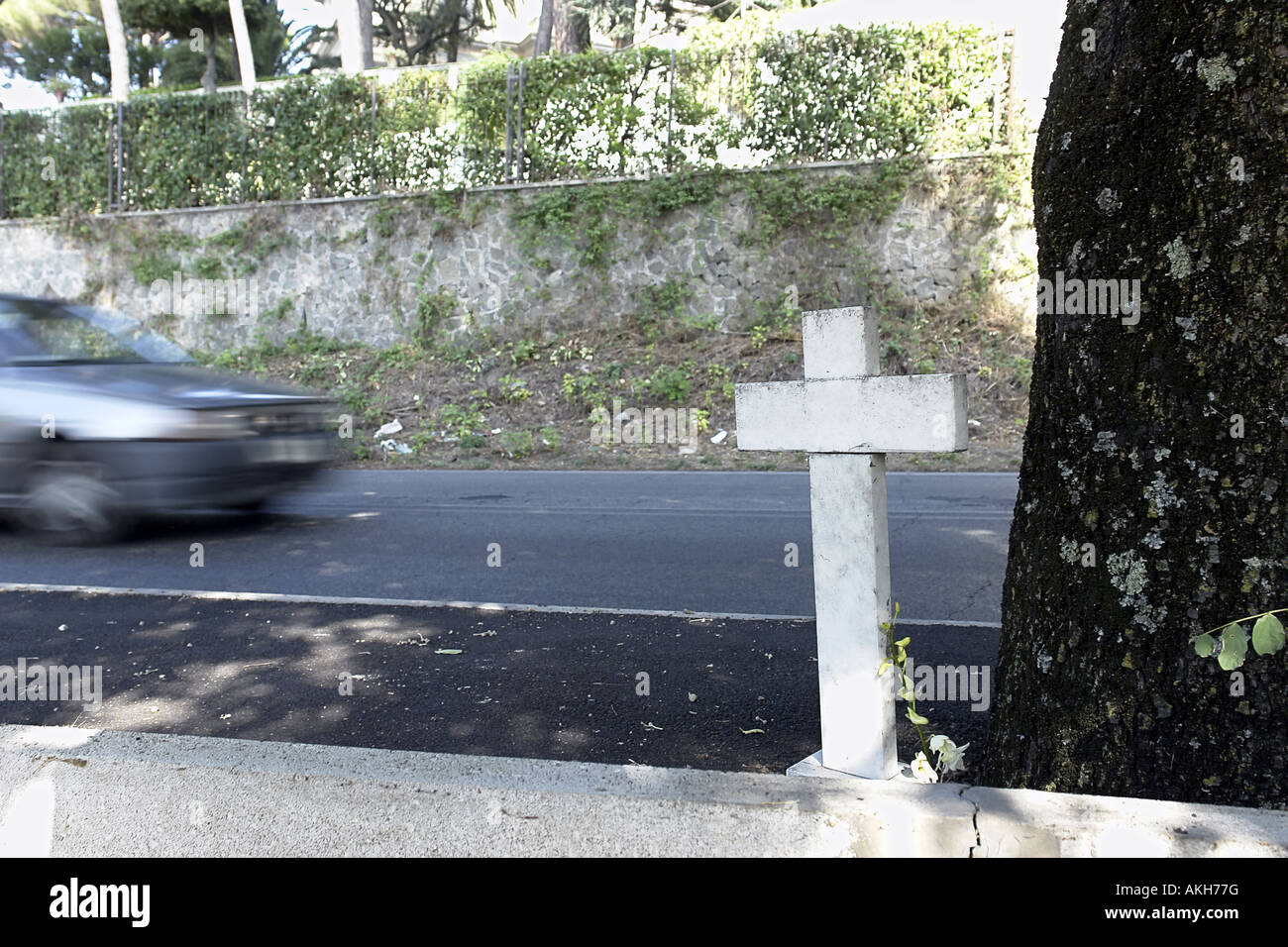 Am Straßenrand Kreuz Hommage an junge Mann Ehre getötet bei Verkehrsunfall in Castel Gandolfo, Italien Stockfoto