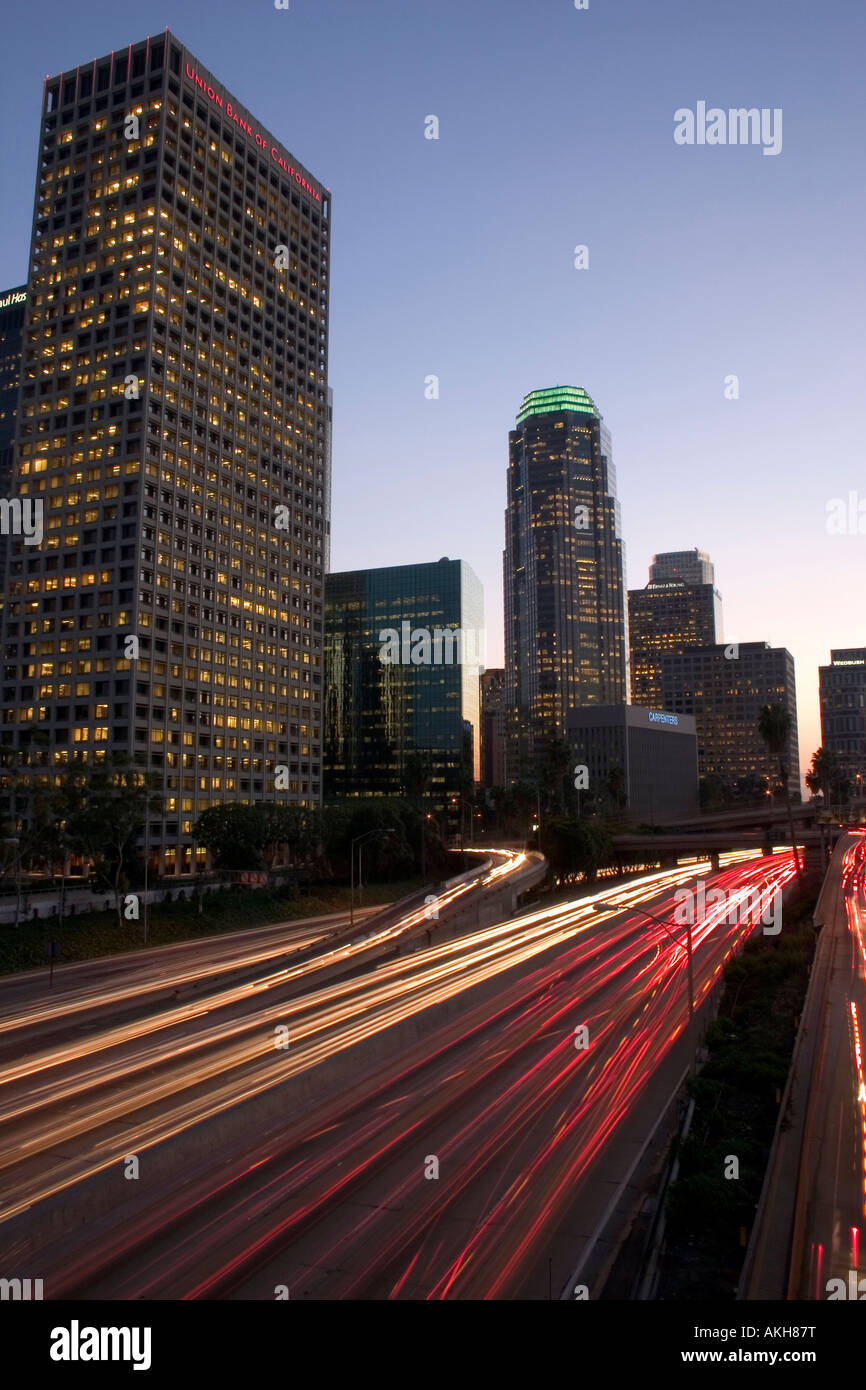 Die 110 Autobahnverkehr vor die Wolkenkratzer von Downtown Los Angeles Stockfoto