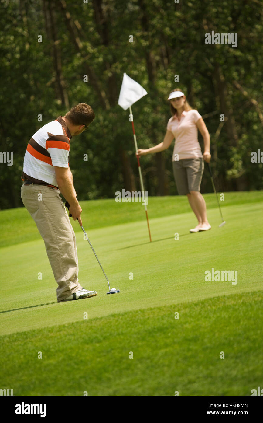 Paar, Golfen zusammen Stockfoto