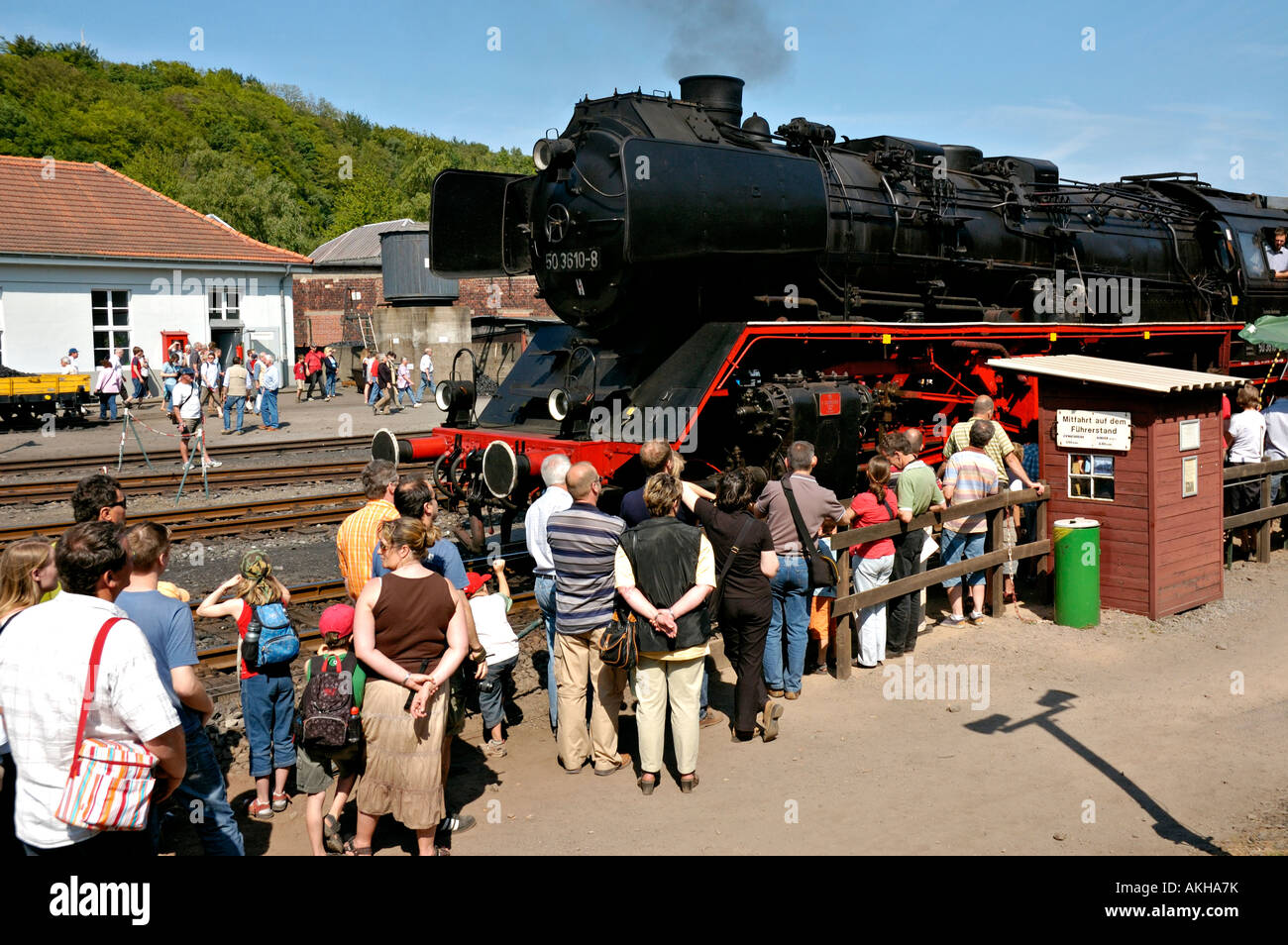 Menschen Schlange für die Fahrt auf der Lok beim 30. Geburtstagsfeiern, Bochum Eisenbahnmuseum (größte Länder) in Deutschland. Stockfoto