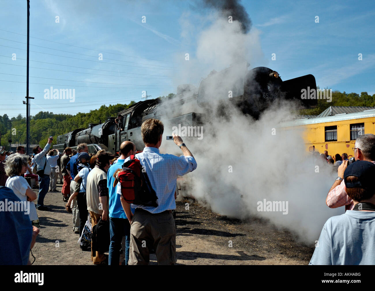 Besucher in Bochum Railway Museum bewundern Dampflokomotiven. Stockfoto