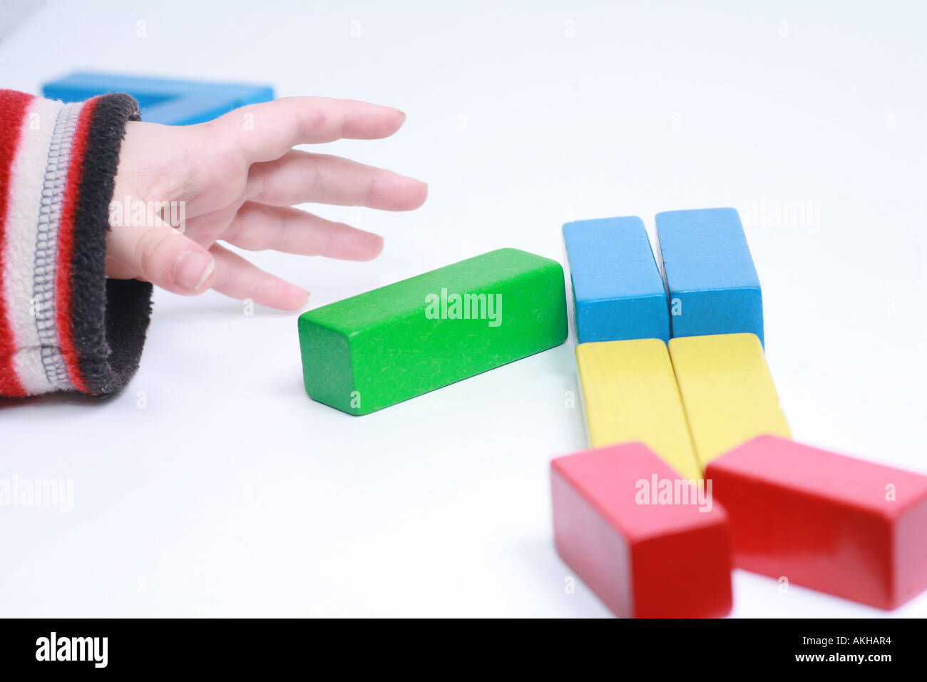 Kind Hände spielen mit Holzspielzeug isoliert Hintergrund Stockfotografie Alamy