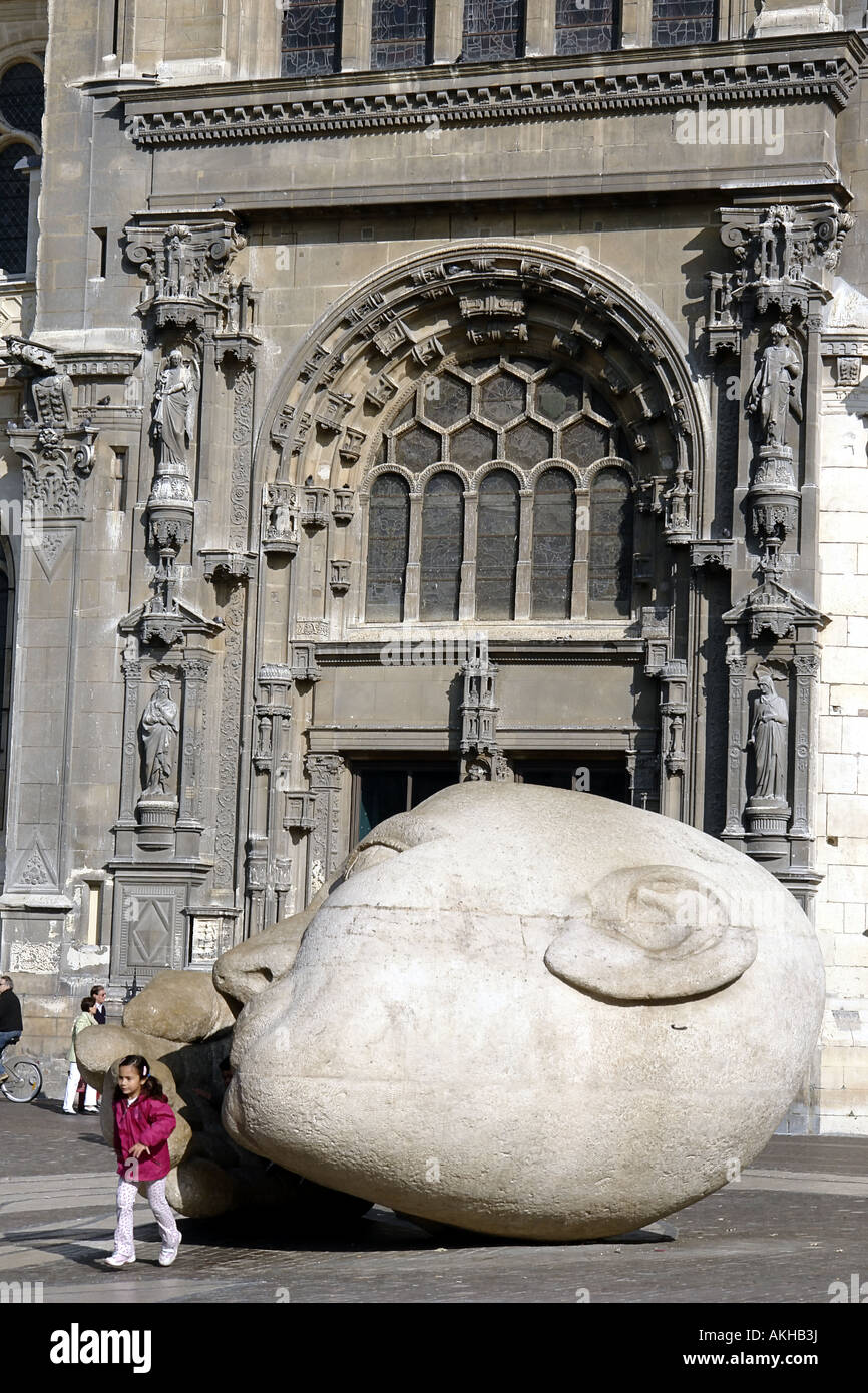 Skulptur Ecoute von Henri de Miller mit Kirche St. Eustache im Hintergrund Paris Frankreich Stockfoto