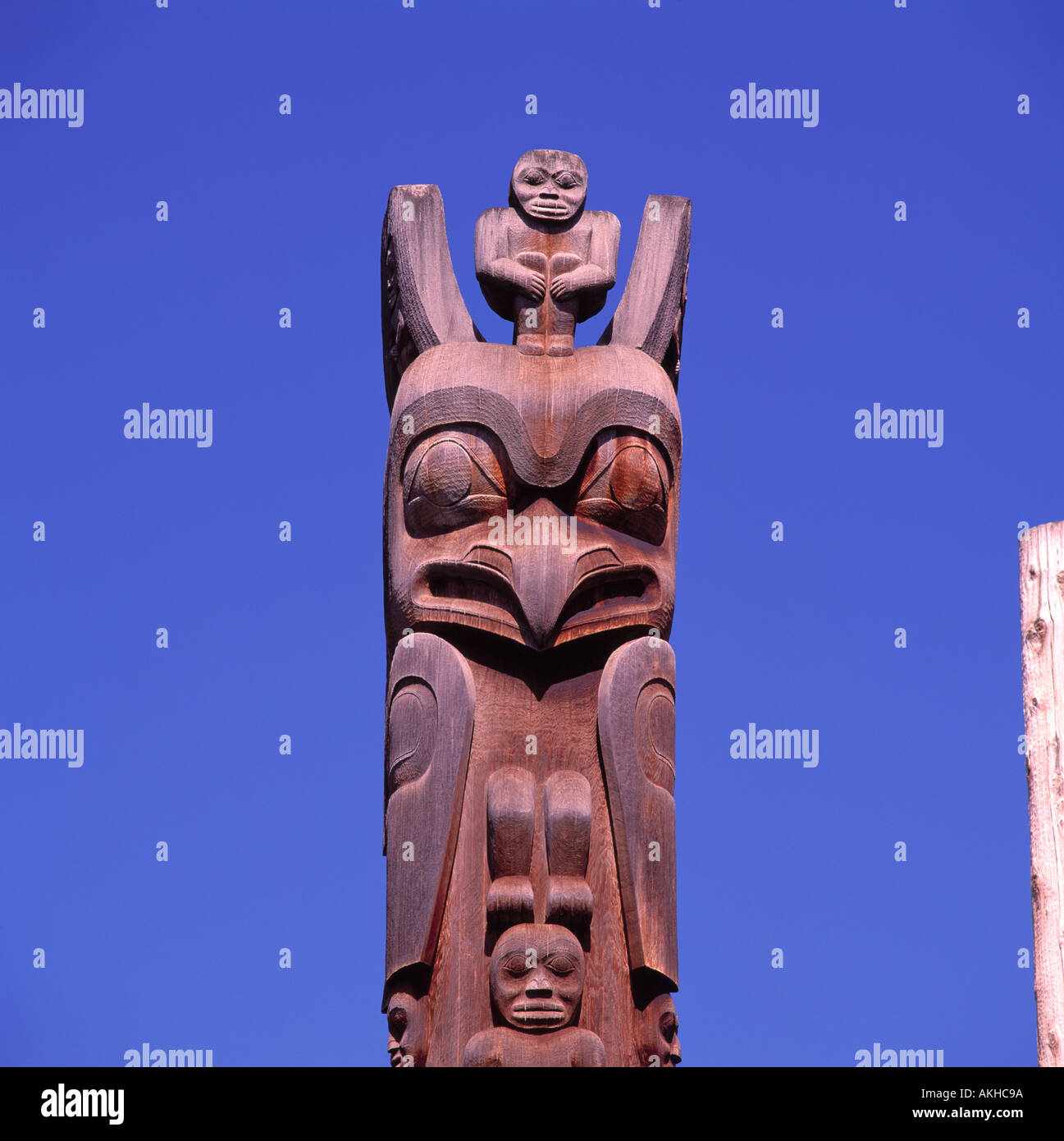 (Männliche) Gitxsan Totempfahl, Kispiox, Northern BC, Britisch-Kolumbien, Kanada - Detail Stockfoto
