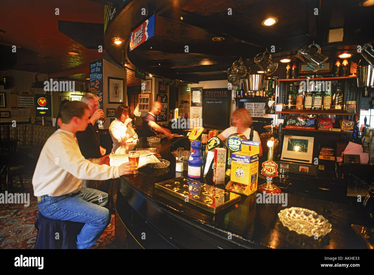 Menschen trinken Bier in der Melville auf der William Street in Edinburgh Stockfoto