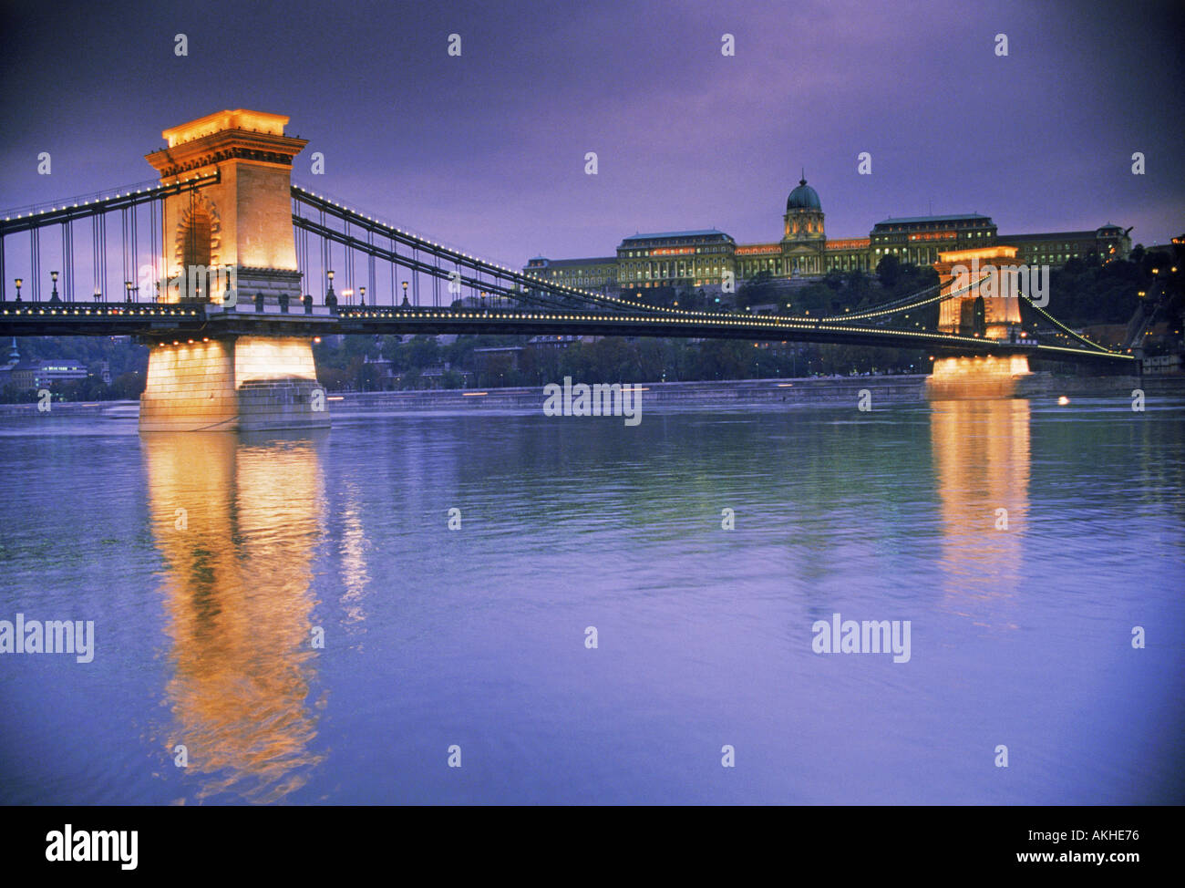 Kettenbrücke und Königspalast über die Donau in Budapest Stockfoto