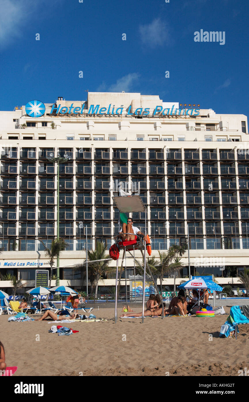 Rettungsschwimmer am Strand vor Hotel Melia Las Palmas in Playa de Las  Canteras in Las Palmas, Gran Canaria, Kanarische Inseln Stockfotografie -  Alamy