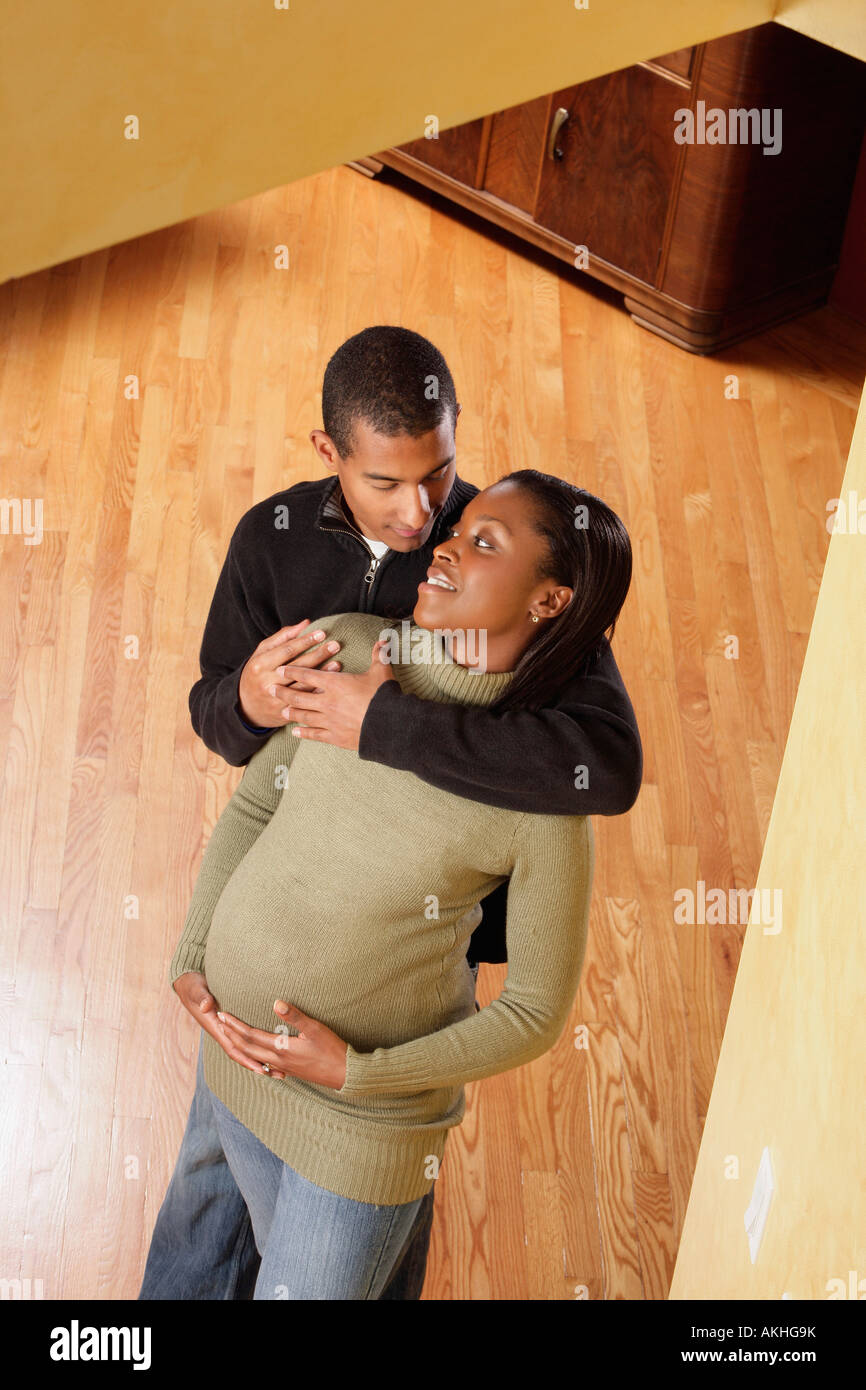 Erhöhte Ansicht der schwangeren paar stehen im Innenbereich Stockfoto