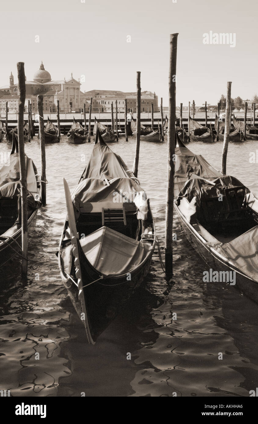 Gondeln im San Marco mit San Giorggio Maggiore in Entfernung körnig Leuchteffekt und monochrome Sepia Toninig gebunden Stockfoto