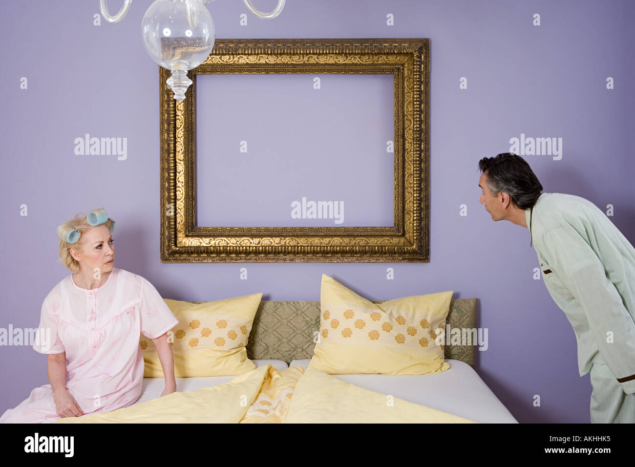 Älteres Paar streiten im Schlafzimmer Stockfoto