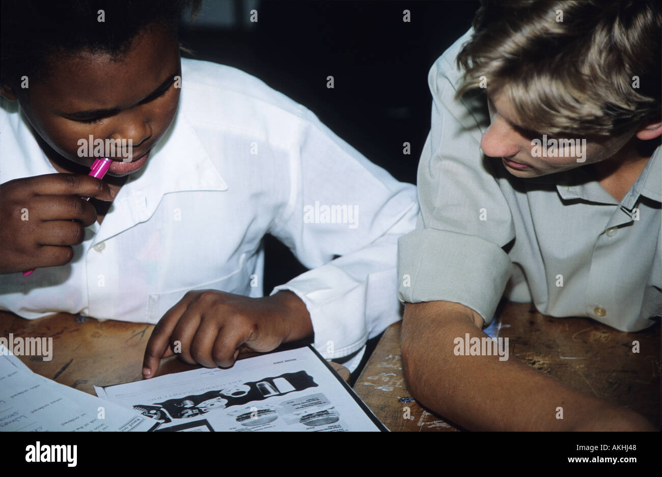 Schüler von Bischöfen Schule, Rondebosch, hilft ein Mädchen aus den Townships zu studieren, Kapstadt, Südafrika Stockfoto