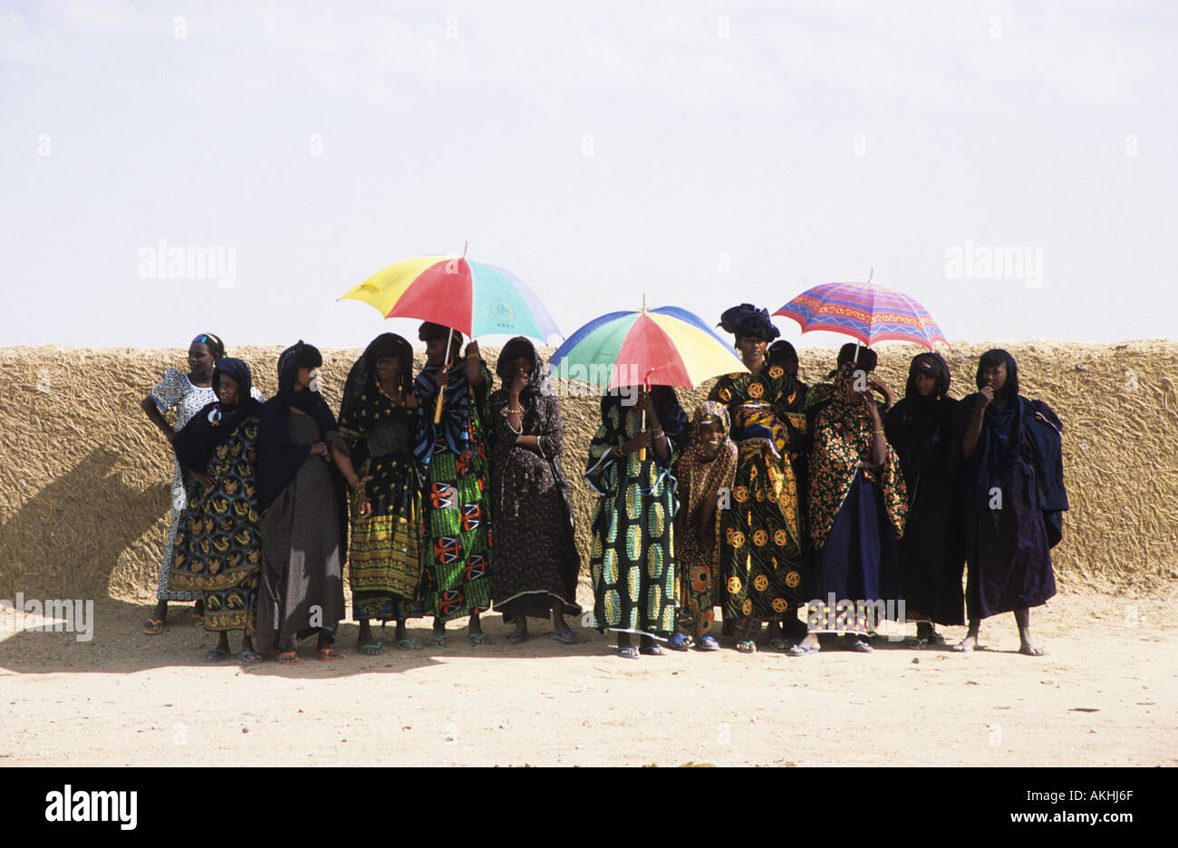 Nomadenfrauen, die sich vor der Sonne schützen, beim Cure Salée Festival in der Nähe von Ingall, Niger, Westafrika Stockfoto
