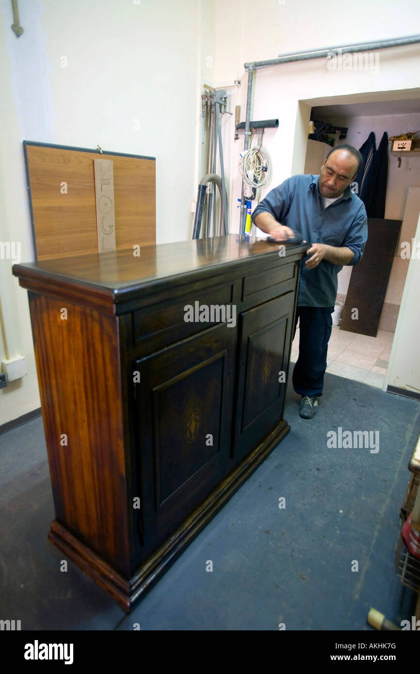 Restaurierung von Möbel, Gemma Kunstatelier, Brindisi, Apulien, Italien Stockfoto